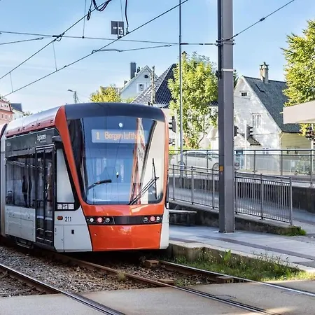 500m To Light Rail, Street Parking, Flex Check-in شقة برغن